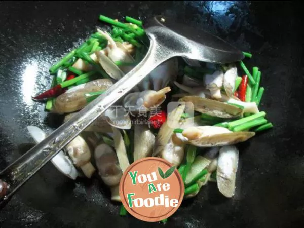 Fried razor clam with leek flower