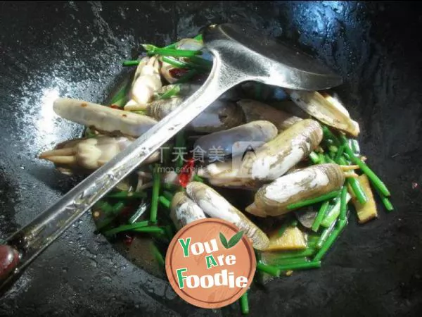 Fried razor clam with leek flower