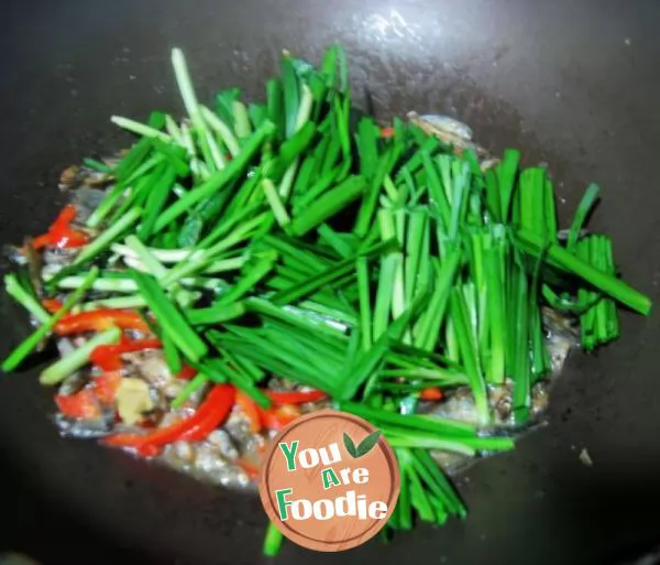 Fried dried river fish with leeks