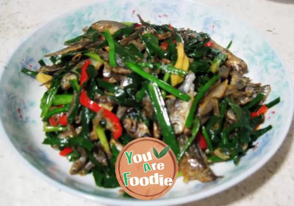 Fried dried river fish with leeks