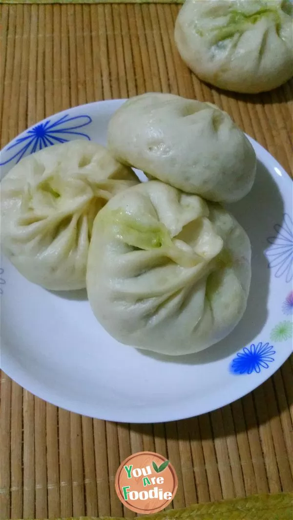 Steamed stuffed bun with leek meat dregs and eggs