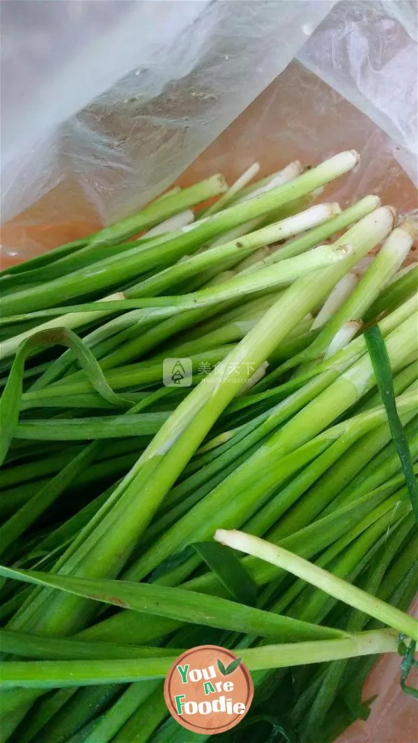 Steamed stuffed bun with leek meat dregs and eggs