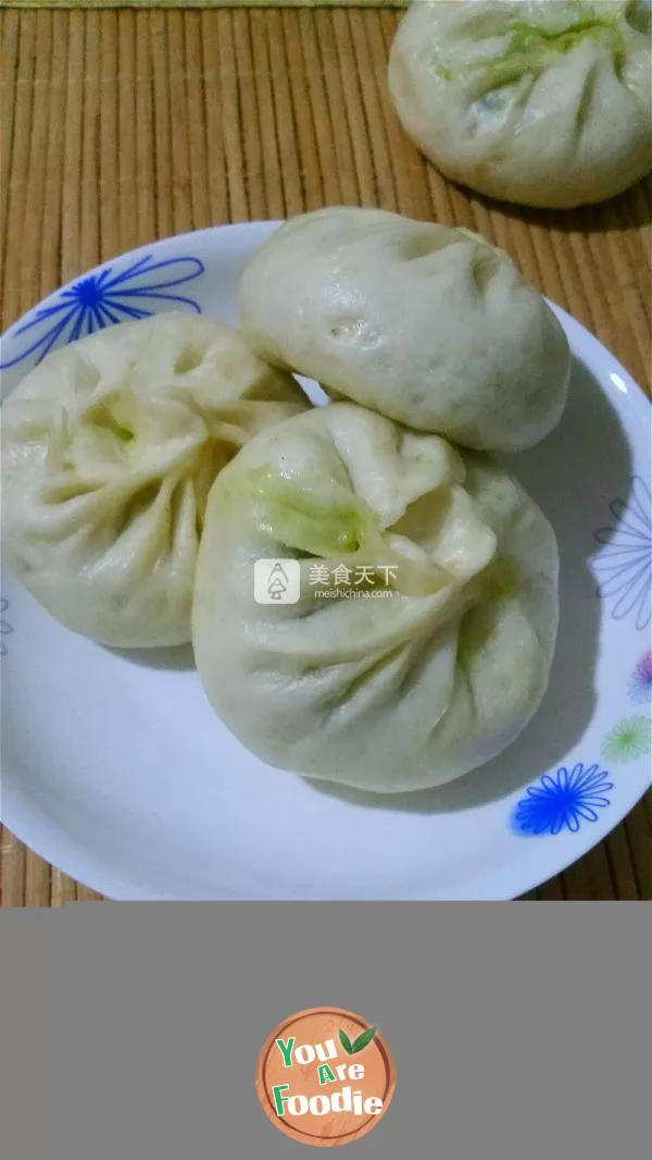 Steamed stuffed bun with leek meat dregs and eggs