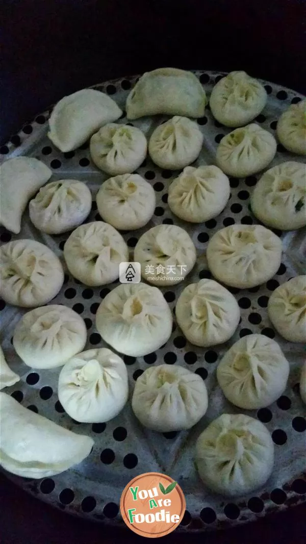 Steamed stuffed bun with leek meat dregs and eggs