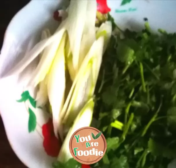 Stir fried coriander with marinated tofu skin