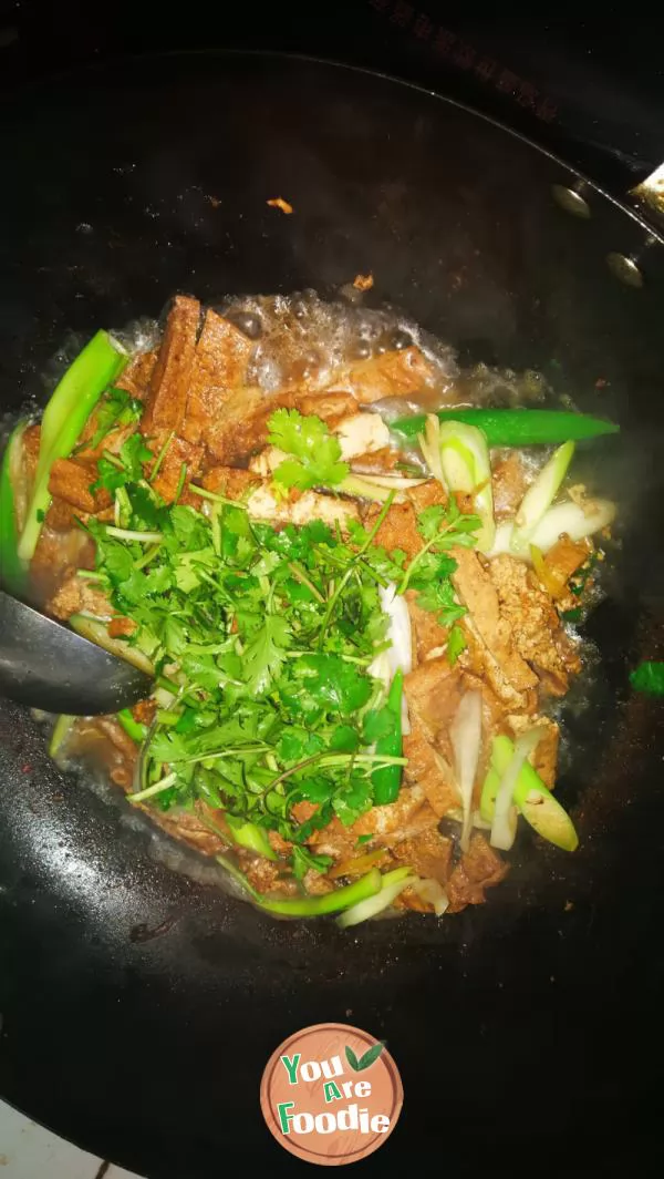 Stir fried coriander with marinated tofu skin