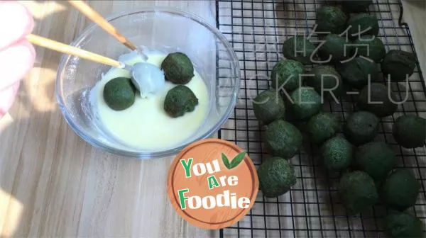 Fragrant fried matcha balls blend fragrance and sweetness, sweet yet not greasy, fragrant yet not strong.