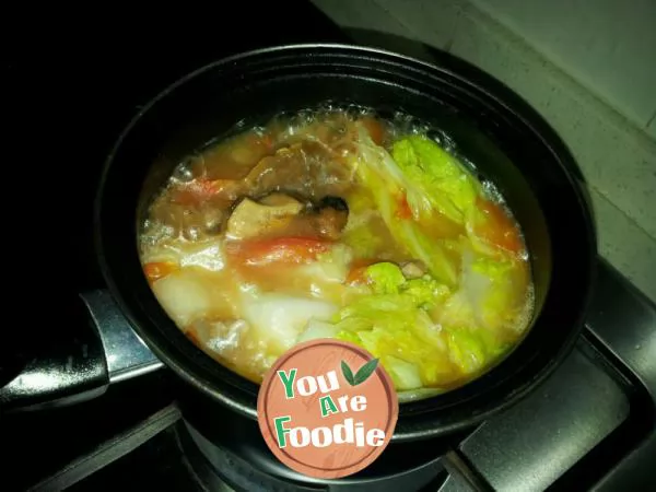 Stewed in one pot (stewed cabbage with mushroom, tomato and radish)