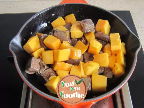 Diced beef with mango