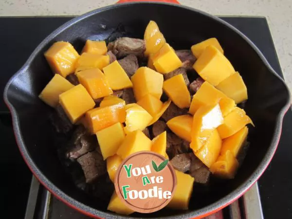 Diced beef with mango