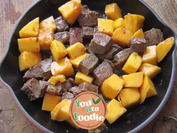 Diced beef with mango