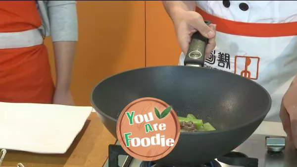 Stir fried beef fillet with lettuce