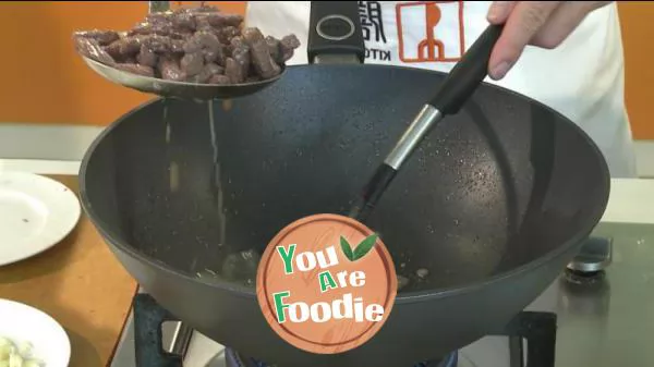 Stir fried beef fillet with lettuce