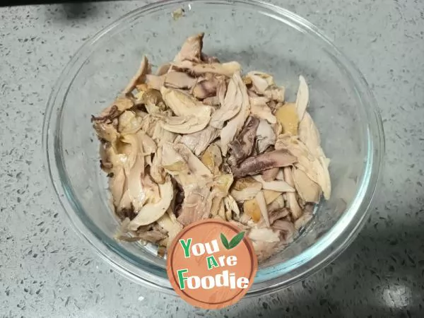 Shredded chicken with cold sauce