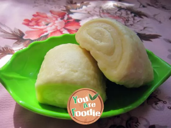 Cut steamed bread with milk flavored knife