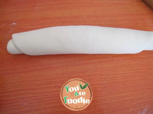 Cut steamed bread with milk flavored knife