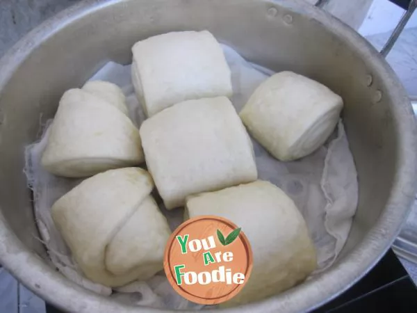 Cut steamed bread with milk flavored knife