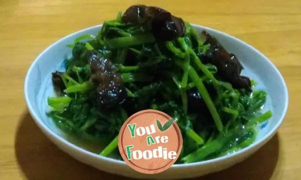 Fried-agaric-with-pea-sprouts