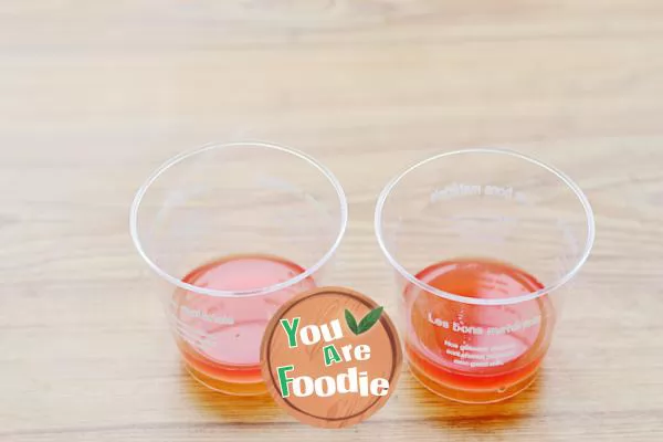 Two kinds of pure natural fruit juices mix and match to create a different taste -- watermelon qingti jelly cup