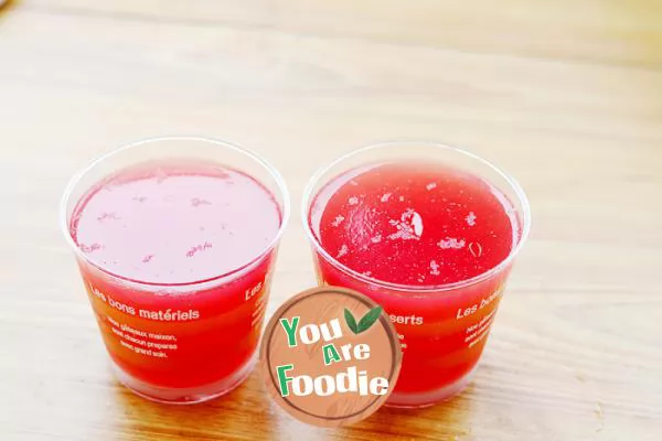 Two kinds of pure natural fruit juices mix and match to create a different taste -- watermelon qingti jelly cup