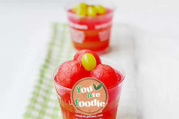 Two kinds of pure natural fruit juices mix and match to create a different taste -- watermelon qingti jelly cup