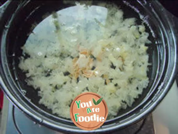 Beauty care -- rock sugar tremella lotus seed soup
