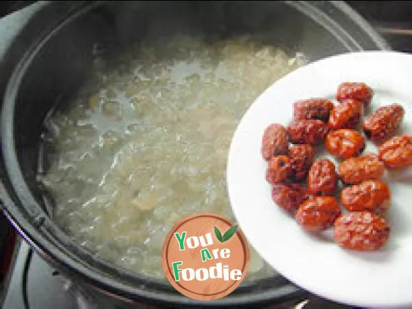 Beauty care -- rock sugar tremella lotus seed soup