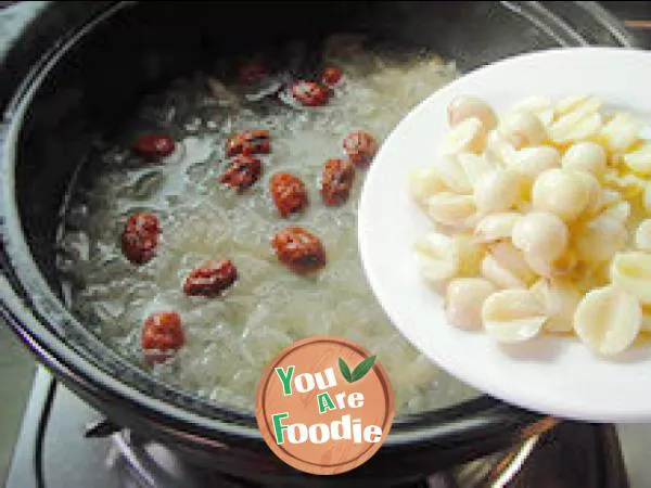 Beauty care -- rock sugar tremella lotus seed soup