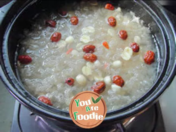Beauty care -- rock sugar tremella lotus seed soup