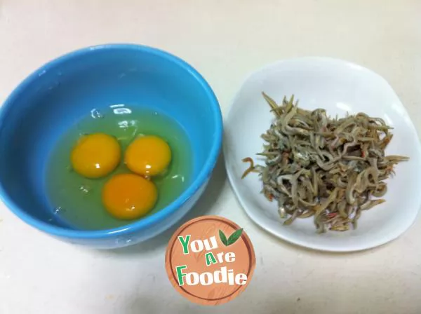 Fried egg with silver needle fish