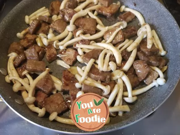 Fried beef with white mushroom