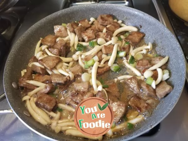 Fried beef with white mushroom