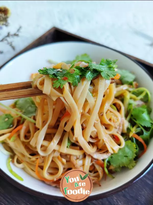 Cold noodles with shredded chicken