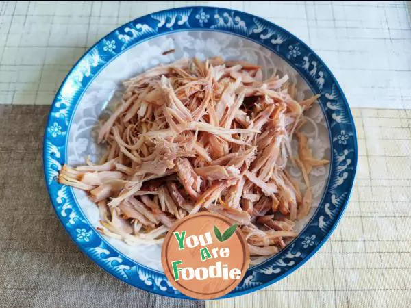 Cold noodles with shredded chicken