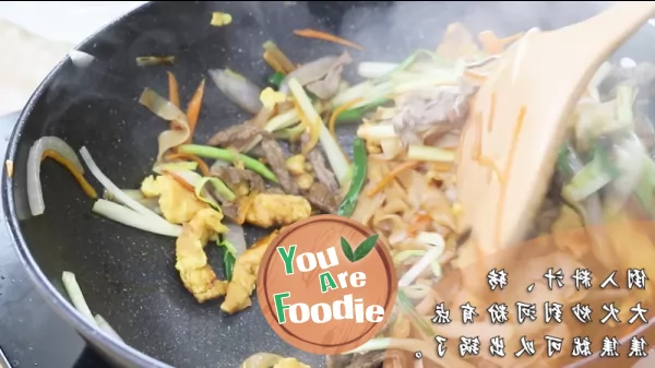 Stir-Fried Rice Noodles with Beef