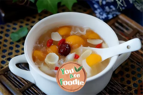 Loquat Lily tremella soup