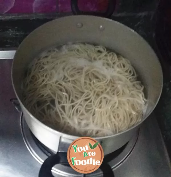 Boiled noodles with nine delicacies