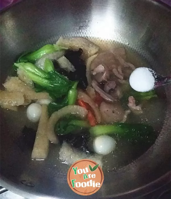 Boiled noodles with nine delicacies