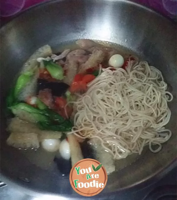 Boiled noodles with nine delicacies