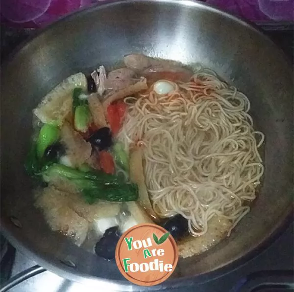 Boiled noodles with nine delicacies