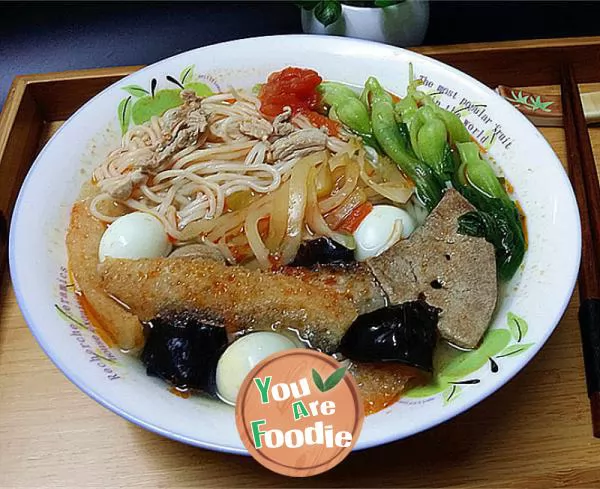 Boiled noodles with nine delicacies