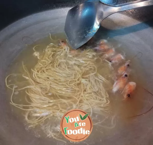 Long life noodles with fresh shrimp