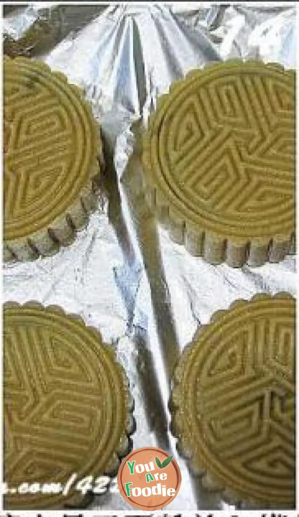 Cantonese-style mooncake 