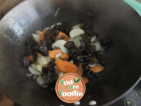 Fried agaric with carrot and yam