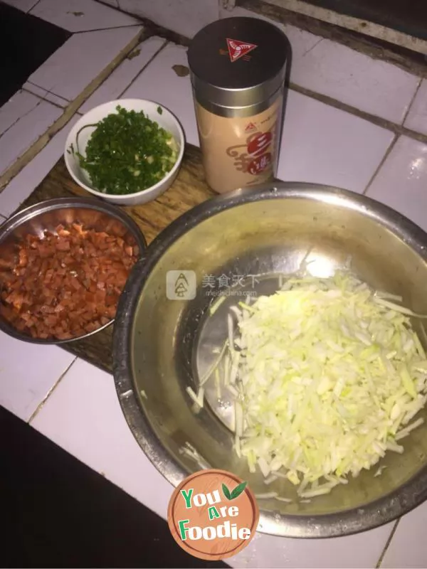 Steamed bread with shredded radish and ham