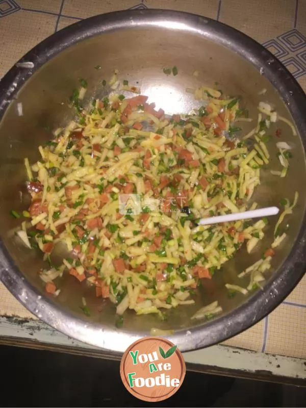 Steamed bread with shredded radish and ham