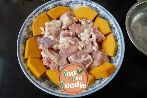 Steamed spareribs with black bean and pumpkin