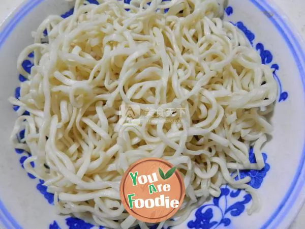 Fried noodles with shredded bamboo shoots