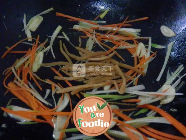 Fried noodles with shredded bamboo shoots