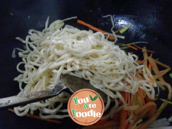 Fried noodles with shredded bamboo shoots